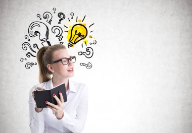 Yazma, sorular ve fikir gözlüklü genç kadın