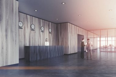 Siyah resepsiyon masası, hafif ahşap ofis, insanlar