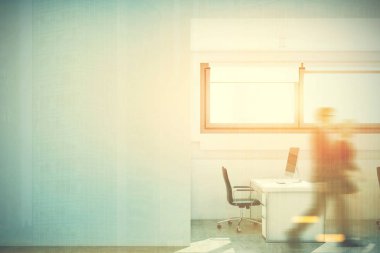 Açık alan ofis, boş beyaz bir duvar, insanlar