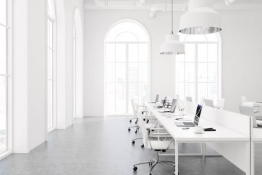 Beyaz açık alan office, beton zemin, portre