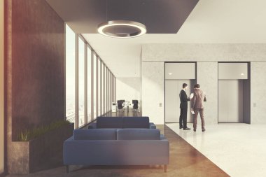 Office, asansörler, alanda bekleyen insanlar yakın çekim