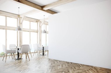 Beyaz Cafe iç, çatı windows, köşe