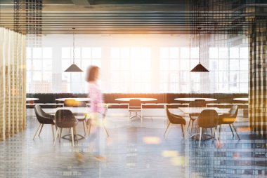 Beyaz ve ahşap çatı kafe tonda