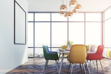 Yemek odası renkli sandalye ile yan tonda