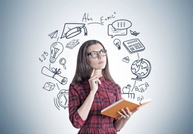 Bir kitap, eğitim ile içinde bir genç kadın