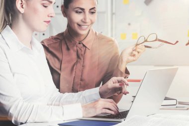 İş yerinde iki çekici arkadaşları