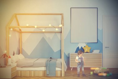 Bebek çocuk odasında bir posteri ile tonda