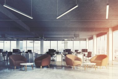 Office alanında bekliyor, kahverengi koltuklar tonda