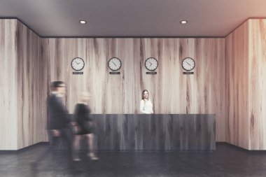 Karanlık resepsiyon masası, hafif ahşap ofis, insanlar