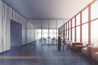 Hafif ahşap bekleme odası, koltuklar, insanlar