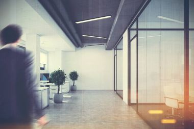 Açık alan office, cam ve beyaz duvarlar, adam