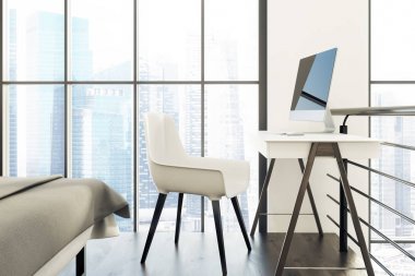 Bir çatı katında beyaz ev ofis