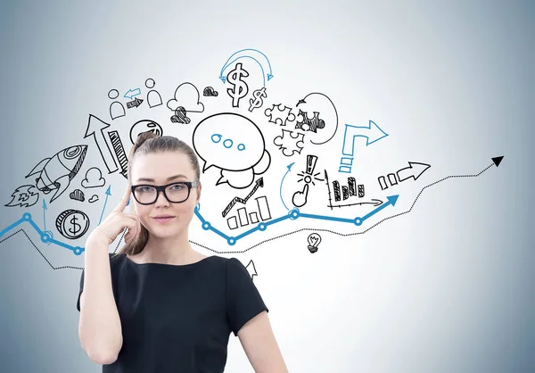 Mujer de negocios seria, gafas, plan de negocios — Foto de Stock