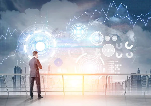 Sakallı işadamı Hud bir şehir gökyüzüne bakarak