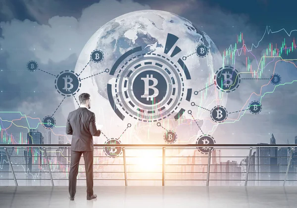 Geschäftsmann mit einem Dokument, Bitcoin hud Graphen — Stockfoto