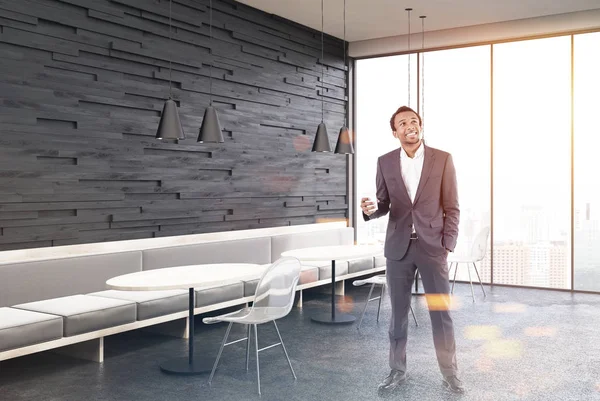 Kafe iç, gri kanepeler, adam, çift siyah