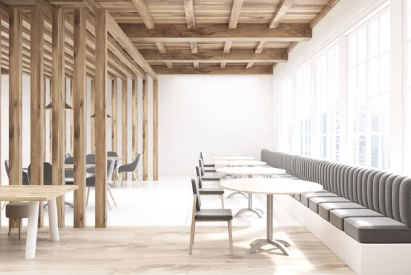 Gri kanepeler ile ahşap kafe