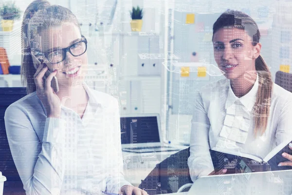 Bellissimi impiegati che lavorano — Foto Stock