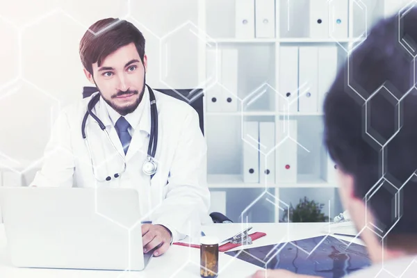 Mladý doktor mluví pacientovi v úřadu — Stock fotografie