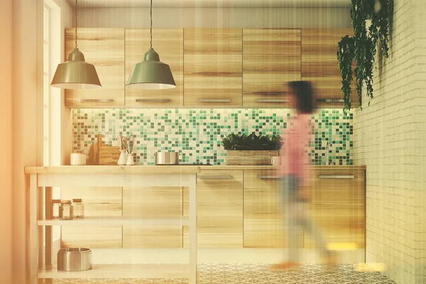 Zielona mozaika kuchnia, drewniane konsole stonowanych — Zdjęcie stockowe