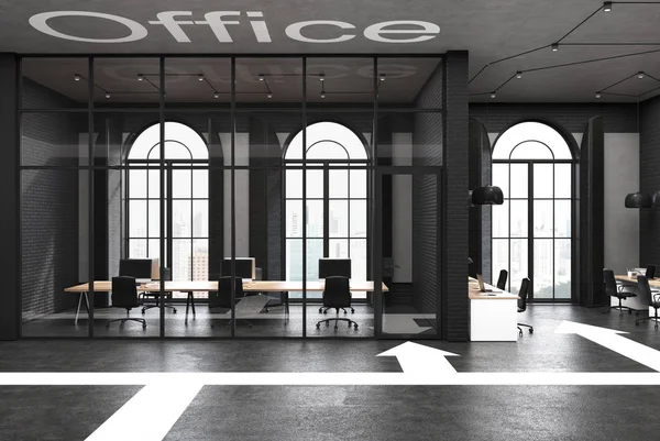 Современный черный офис, стрелки на полу — стоковое фото