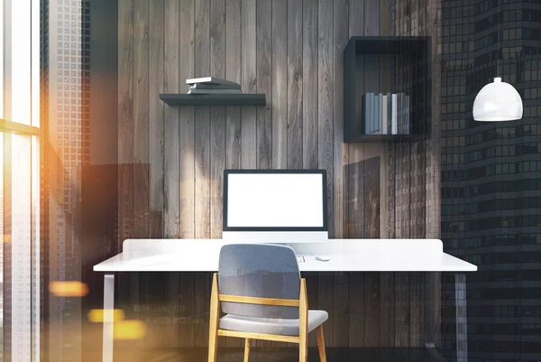 Tonda siyah ve ahşap ev ofis