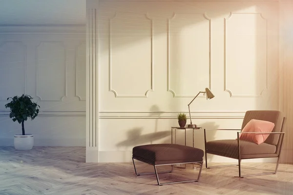 Interior branco da sala de estar, poltrona cinza tonificada — Fotografia de Stock