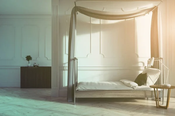 Белый интерьер спальни, односпальная кровать, тонированная — стоковое фото
