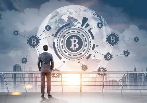 Uomo d'affari guardando un HUD bitcoin — Foto Stock