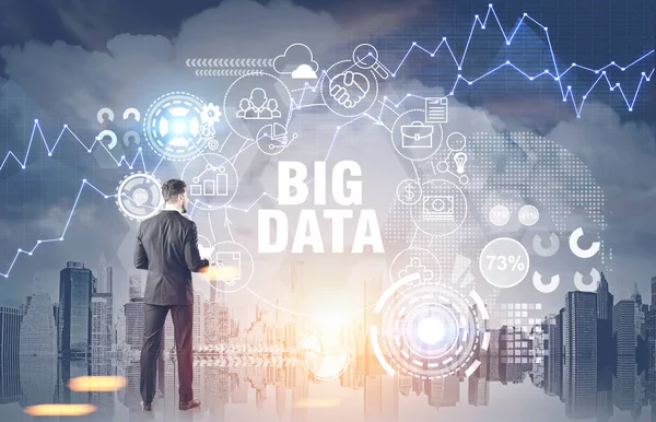 Geschäftsmann mit Dokument, Big Data, Stadt — Stockfoto