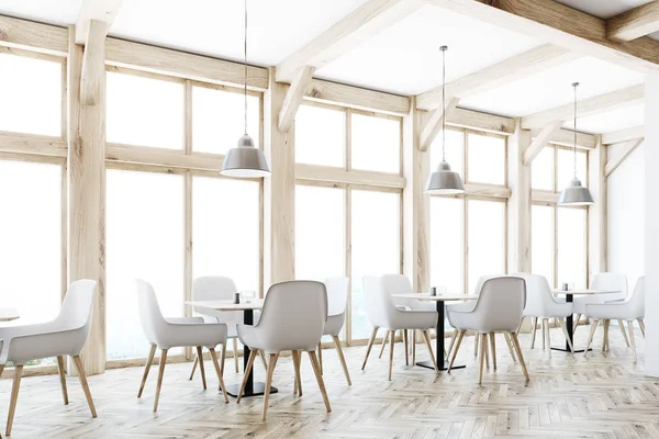 Intérieur du café blanc, fenêtres loft, vue latérale — Photo