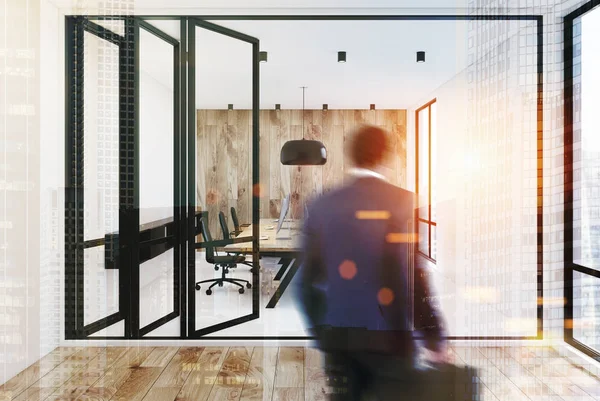 Açık alan office, beyaz ve ahşap duvarlar, adam