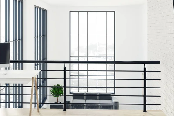 Sala de estar branca de dois andares, sofá — Fotografia de Stock
