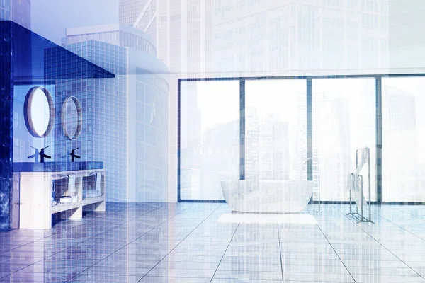 Mermer banyo iç, bir küvet ve tonda lavabolar