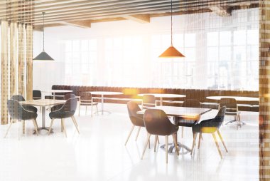 Beyaz ve ahşap çatı kafe, tonda yan