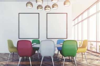 İki posterler tonda renkli sandalye ile yemek odası