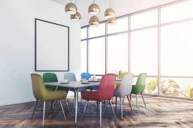 Yemek odası renkli sandalye ile köşe tonda