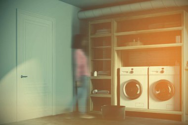 Beyaz ve ahşap Çamaşırhane odası iç tonda