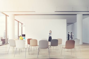 Office sınıf, renkli sandalyeler, kadın