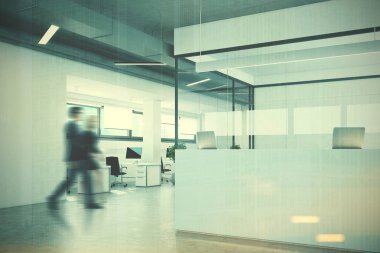 Beyaz bir beyaz ve cam ofis insanlar resepsiyonda