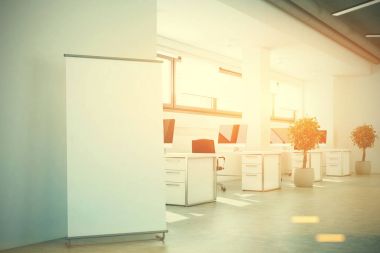 Açık alan ofis, bir afiş, beyaz duvarlar tonda