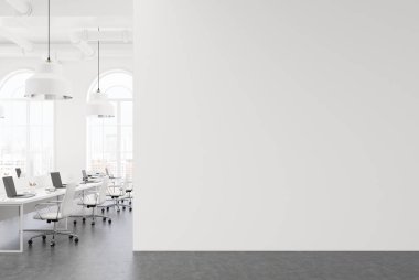 Açık alan ofis, boş duvar beyaz