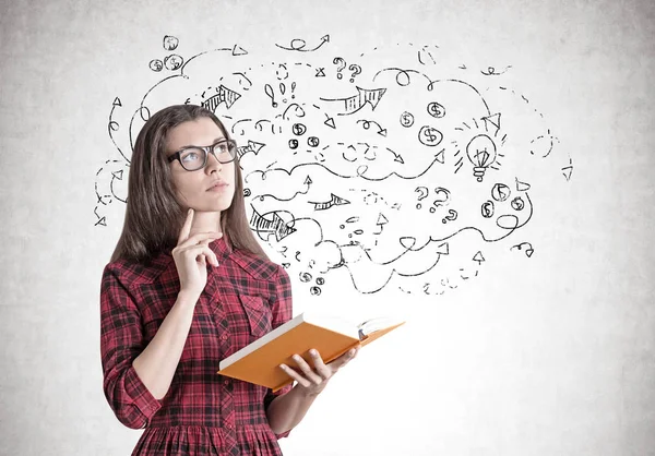 Jonge vrouw in een jurk met een boek, pijlen — Stockfoto