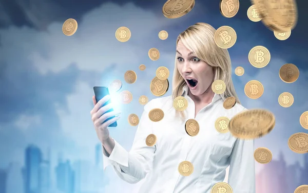 Sürpriz sarışın kadın, smartphone, bitcoin yağmur
