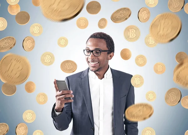 Αφρικανικός Αμερικανός επιχειρηματίας, smartphone, bitcoins — Φωτογραφία Αρχείου