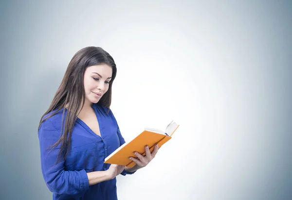 Mujer de azul leyendo un libro, gris —  Fotos de Stock