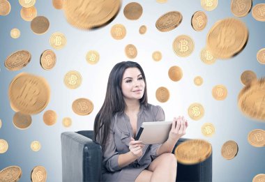 Koltuk, tablet, bitcoins neşeli kadın