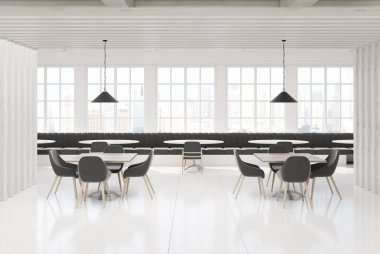 Beyaz ve Beyaz ahşap çatı kafe