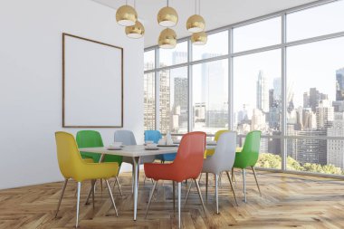 Yemek odası renkli sandalye ile köşe