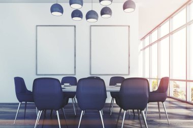 Yemek odası iki afiş, gri sandalye ile tonda